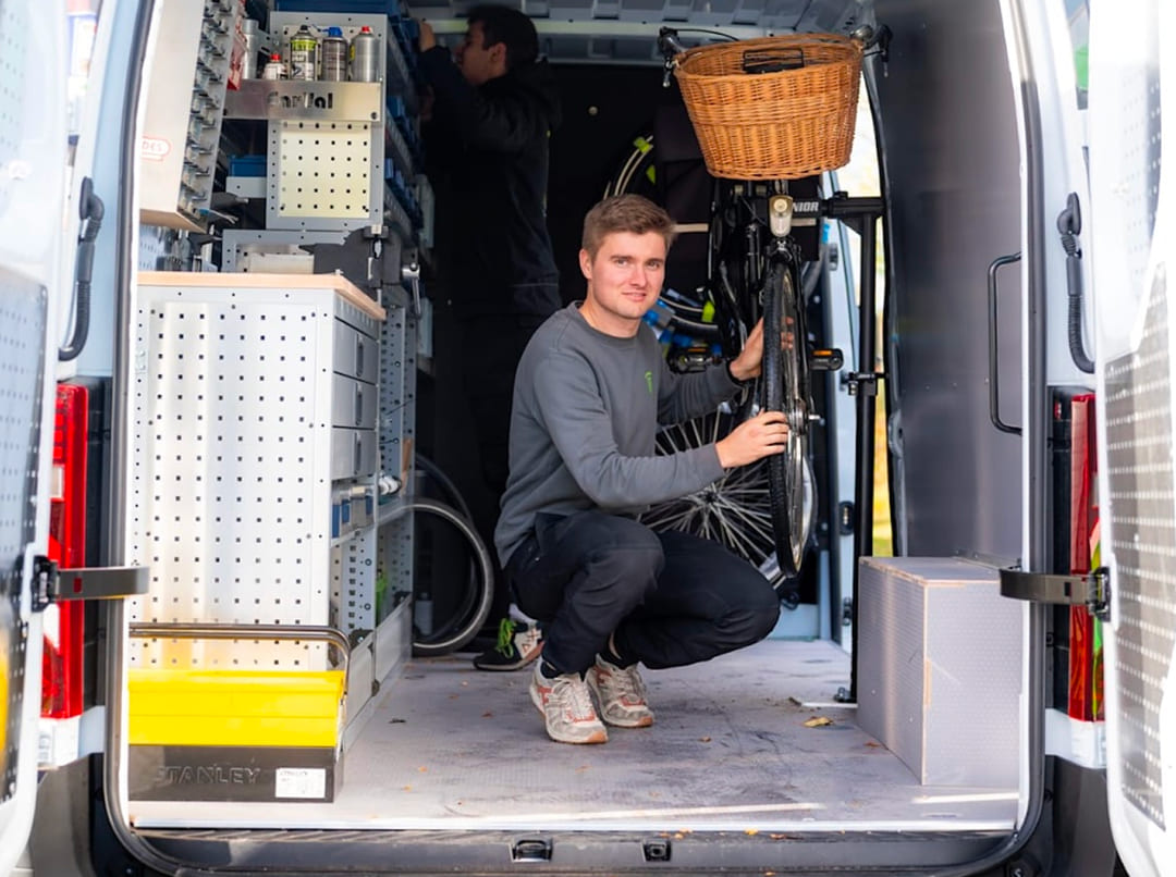 Fietsenmaker aan huis van VeloSup voert herstelling uit in volledig uitgeruste mobiele werkplaats bij klant